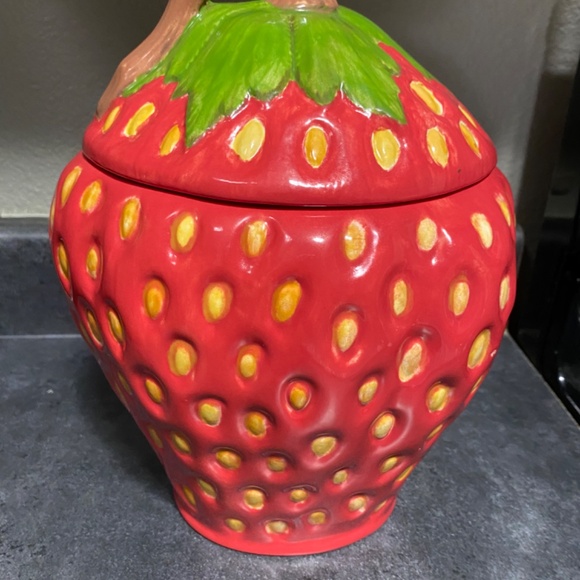 Medium sized vintage strawberry cookie jar - Picture 2 of 9